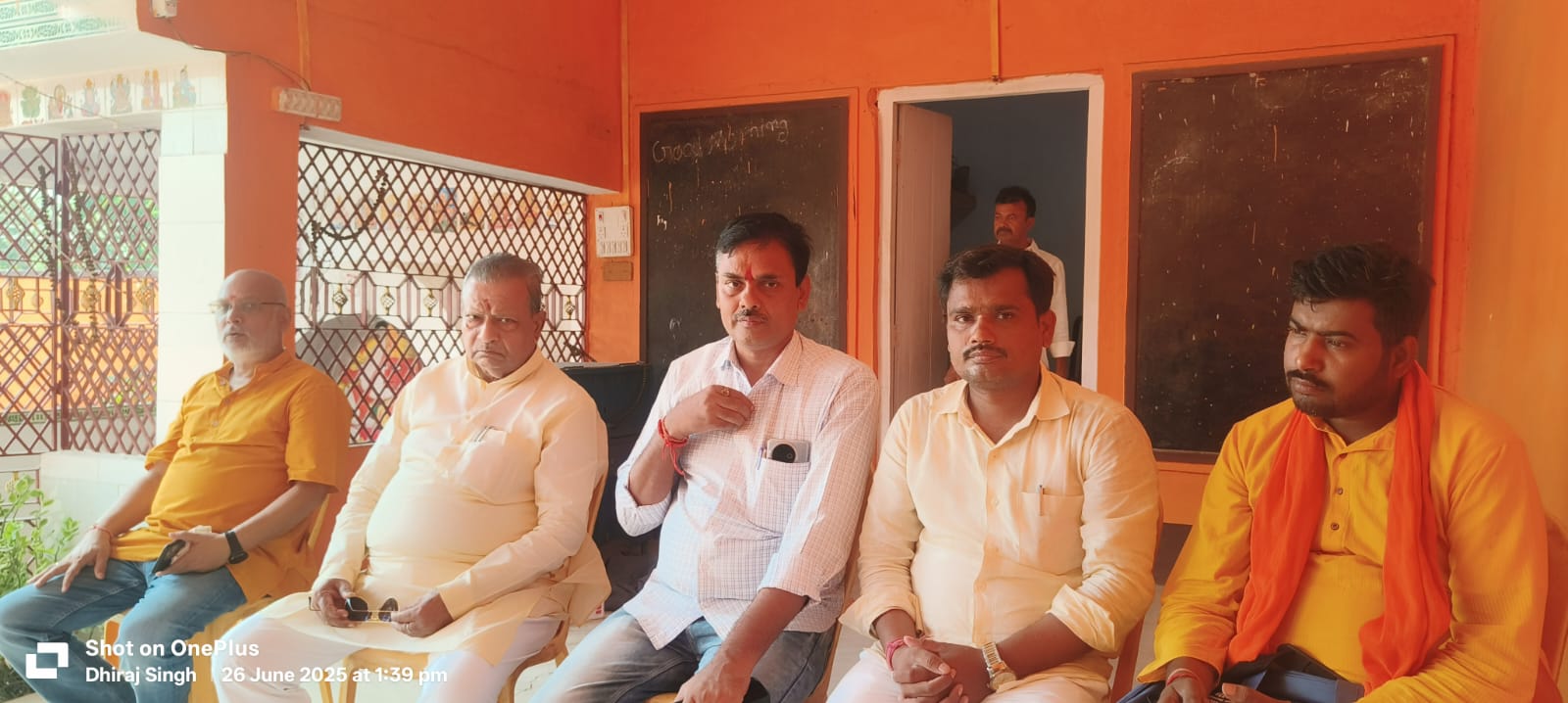 भाजपा सलेमपुर मंडल की सांगठनिक बैठक में उपस्थित बड़हरा विधायक राघवेन्द्र प्रताप सिंह समेत पार्टी पदाधिकारी