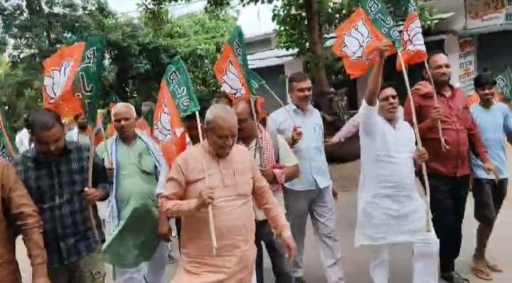 बिहार बंद: बड़हरा विधायक राघवेन्द्र प्रताप सिंह सड़क पर उतरे, बंद को बनाया सफल