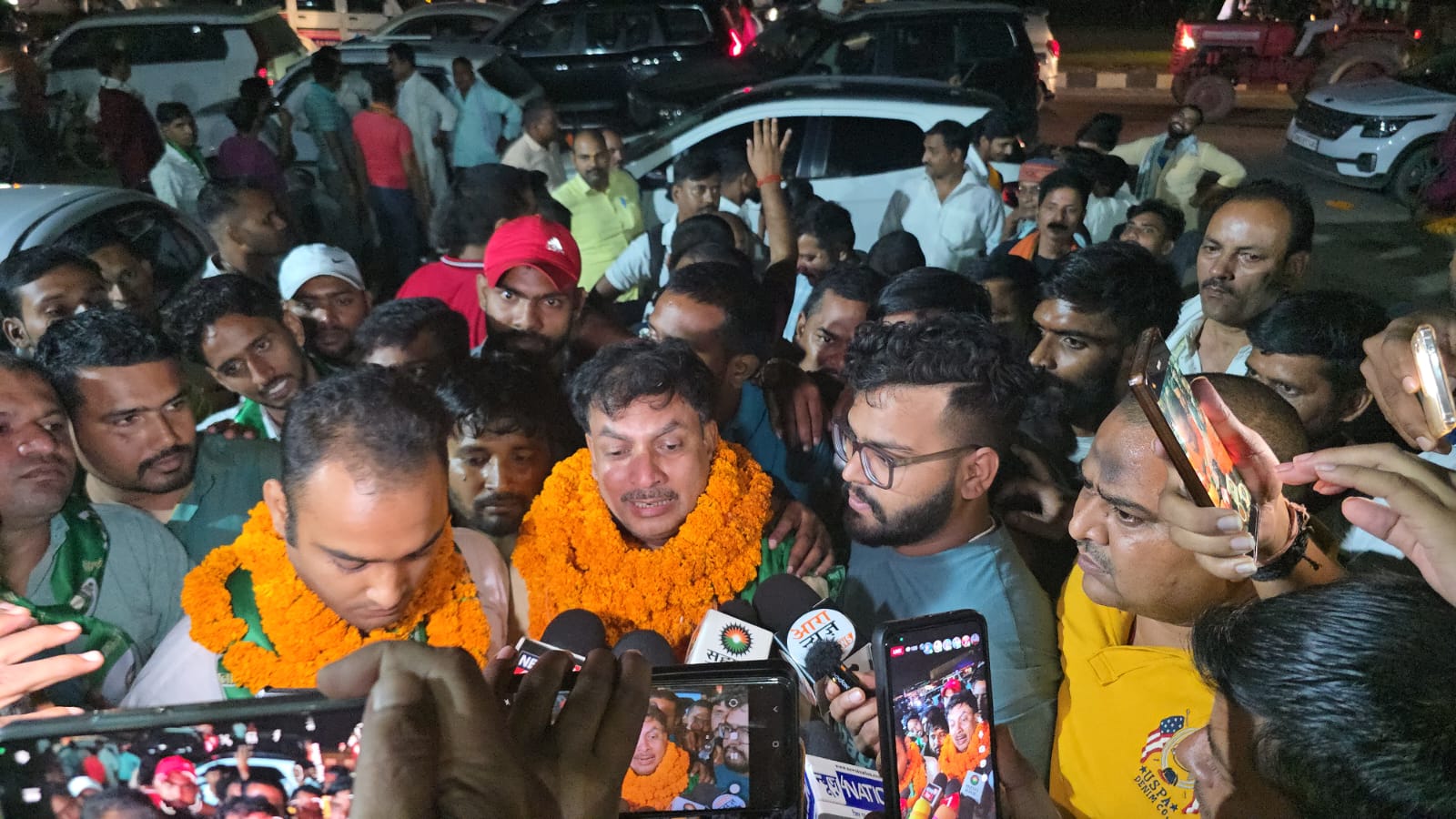 बड़हरा में खुशी की लहर: लालू यादव ने रामबाबू सिंह पर जताया भरोसा, किन्नरों ने ठुमकों से किया स्वागत