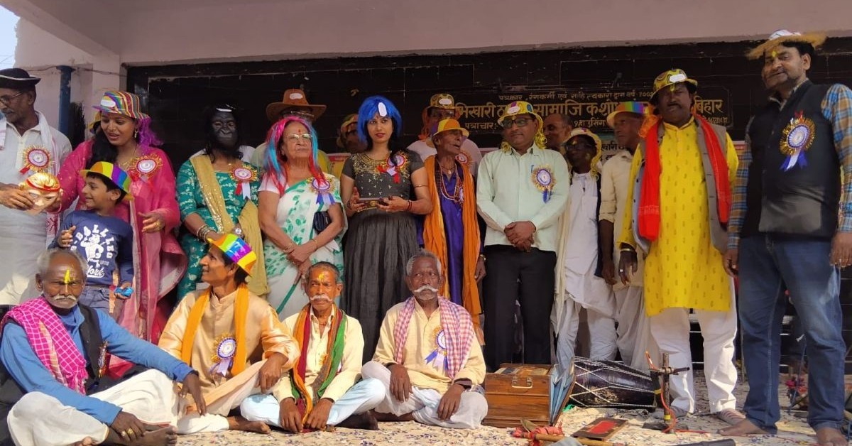 आरा में होली मिलन सह महामूर्ख सम्मेलन 2026 का रंगारंग आयोजन, कलाकारों और साहित्यकारों ने बांधा समां