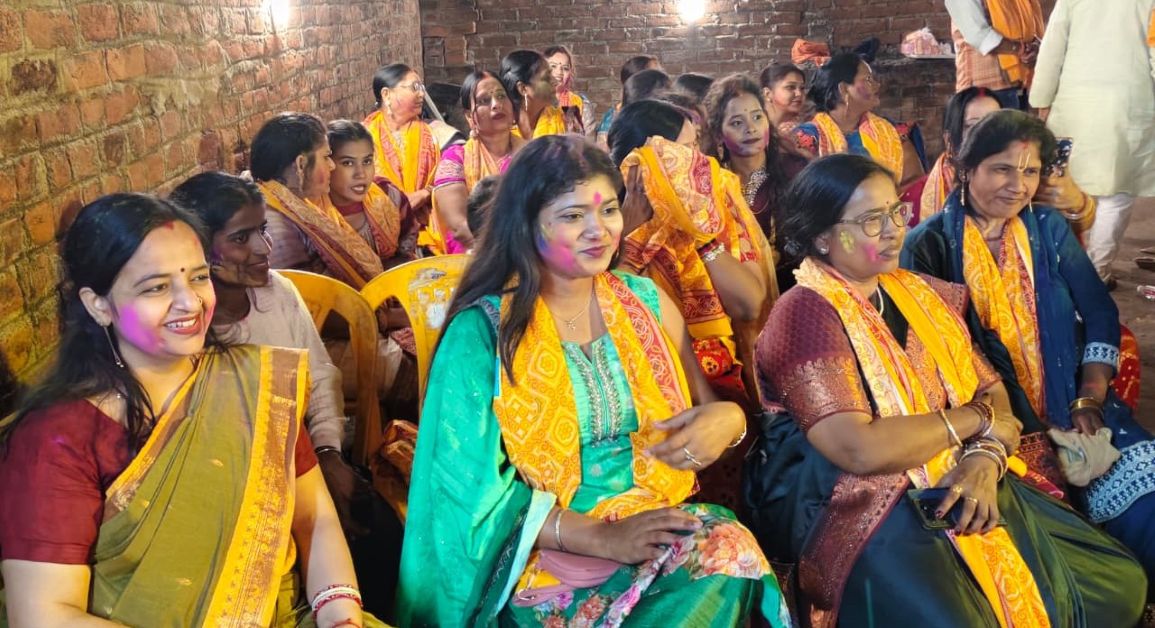 सनातन योग संस्थान आरा का होली मिलन समारोह, फगुआ गीतों से गूंजा मिश्र टोला
