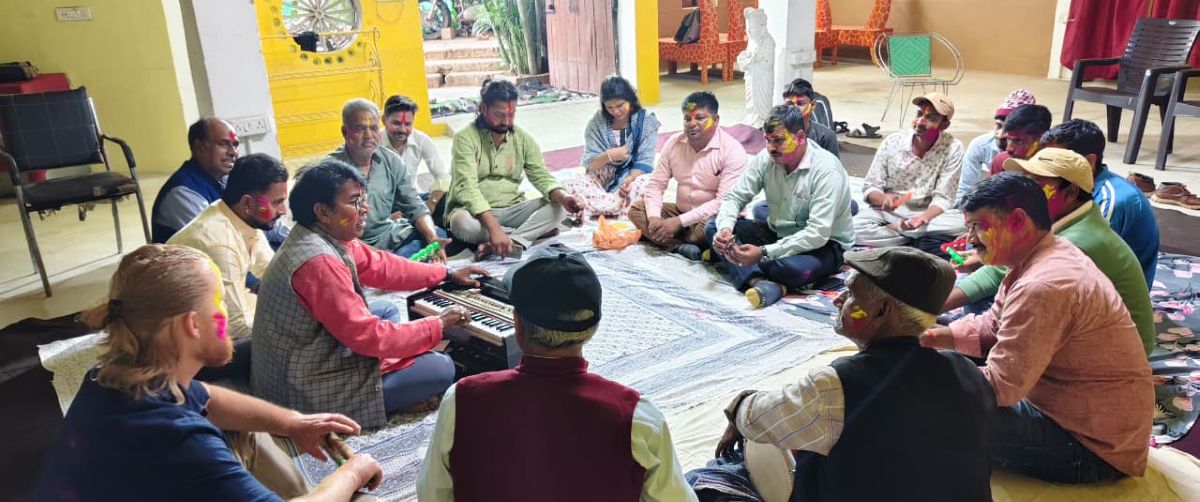 Centre of Resilience और आरा रंगमंच के संयुक्त आयोजन में होली मिलन, विदेशी मेहमान भी रंगे फागुन के रंग में
